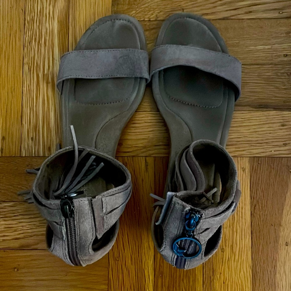 Women’s size 9 Koolaburra suede sandals